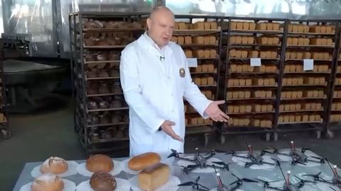 Backen für die Front – die Brotfabrik stellt nebenher einfache Drohnen her