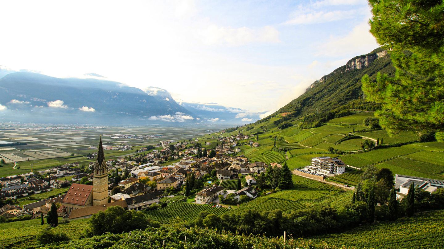 Koalitionsschock : Die autonome Provinz Südtirol, eine beliebte Urlaubsregion mit traumhafter Alpenkulisse, wählte im Oktober 2023 ein neues Parlament. 75 Jahre lang regierte hier unangefochten die SVP als Partei, auf die sich viele Einwohner einigen konnten. Die autonome Provinz Südtirol, eine beliebte Urlaubsregion mit traumhafter Alpenkulisse, wählte im Oktober 2023 ein neues Parlament. 75 Jahre lang regierte hier unangefochten die SVP als Partei, auf die sich viele Einwohner einigen konnten.