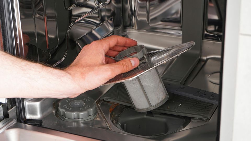 Spülmaschine Reinigt den Filter in der Spülmaschine.