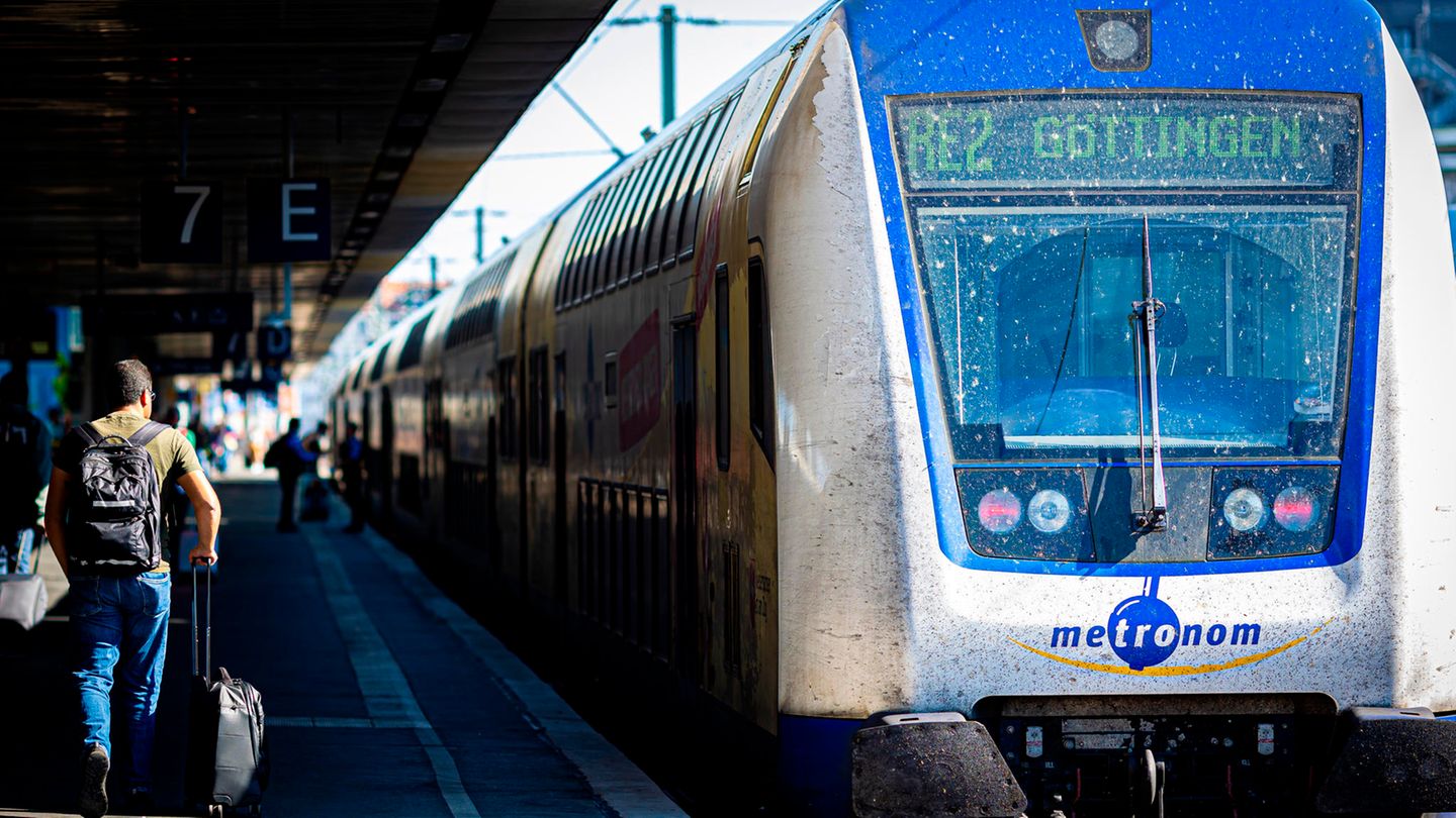 Niedersachsen: Ein Metronom steht im Hauptbahnhof Hannover.