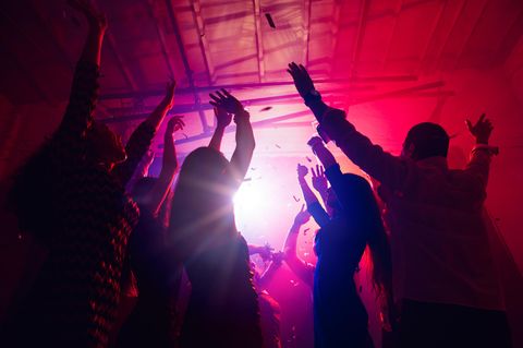Feiernde bei einer Party. Rechte missbrauchen den Song von Gigi D'Agostino für ausländerfeindliche Parolen