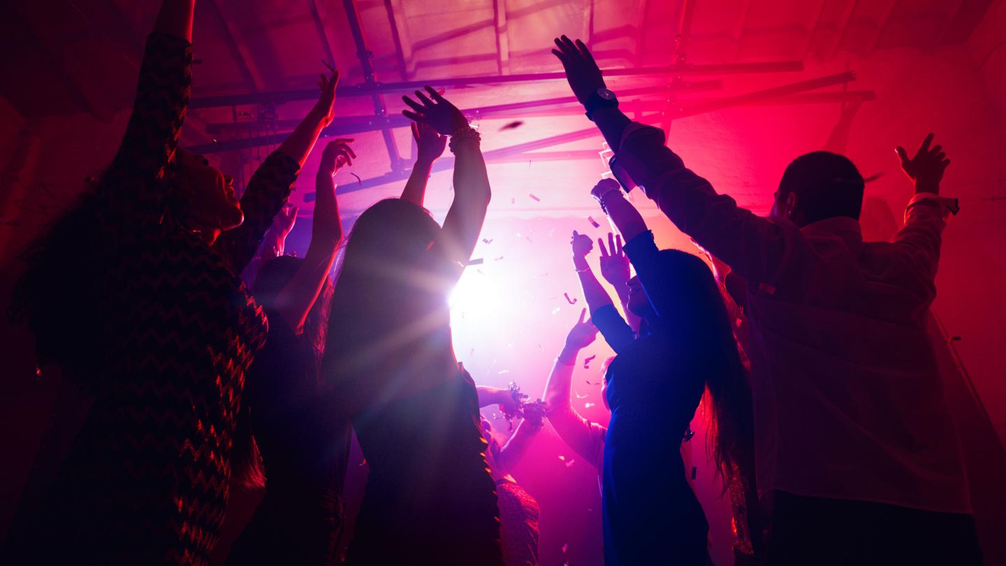 Feiernde bei einer Party. Rechte missbrauchen den Song von Gigi D'Agostino für ausländerfeindliche Parolen