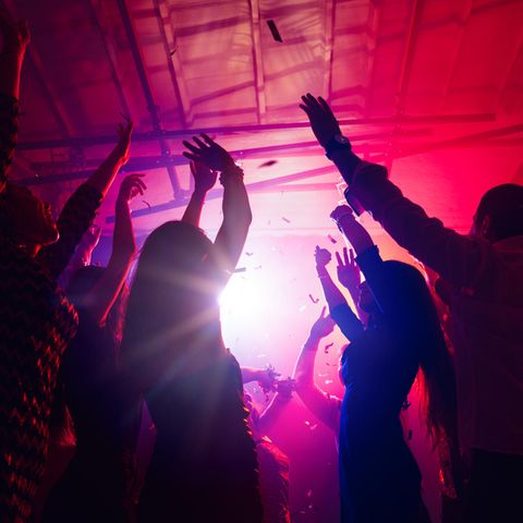 Feiernde bei einer Party. Rechte missbrauchen den Song von Gigi D'Agostino für ausländerfeindliche Parolen