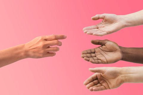Einer Hand strecken sich mehrere zur Begrüßung entgegen