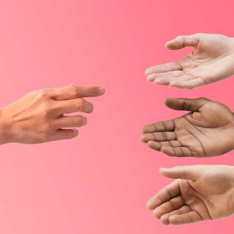 Einer Hand strecken sich mehrere zur Begrüßung entgegen