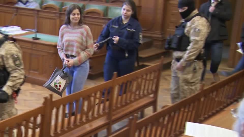 Video: Diplomatische Verstimmungen wegen Behandlung einer Angeklagten Video: Diplomatische Verstimmungen wegen Behandlung einer Angeklagten