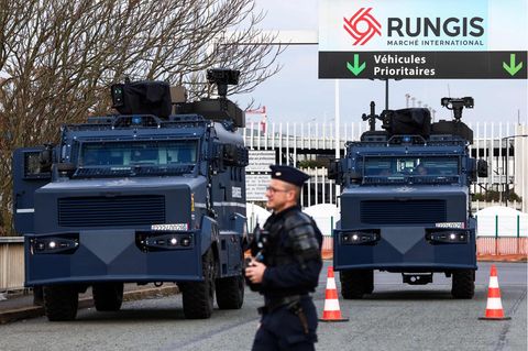 Polizisten stehen an einer Einfahrt zum Pariser Großmarkt Rungis