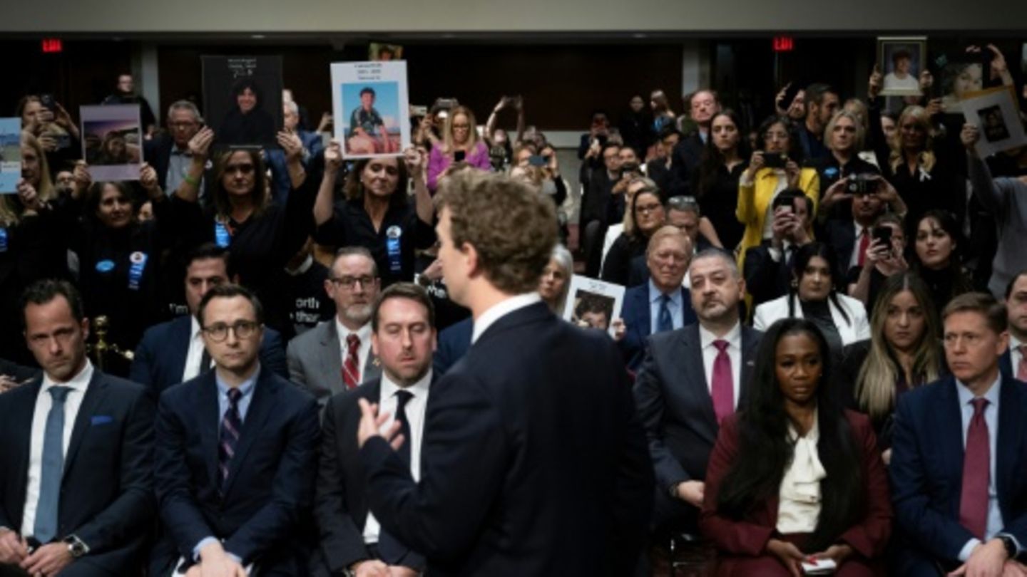 Zuckerberg (vorne) entschuldigt sich bei Senatsanhörung