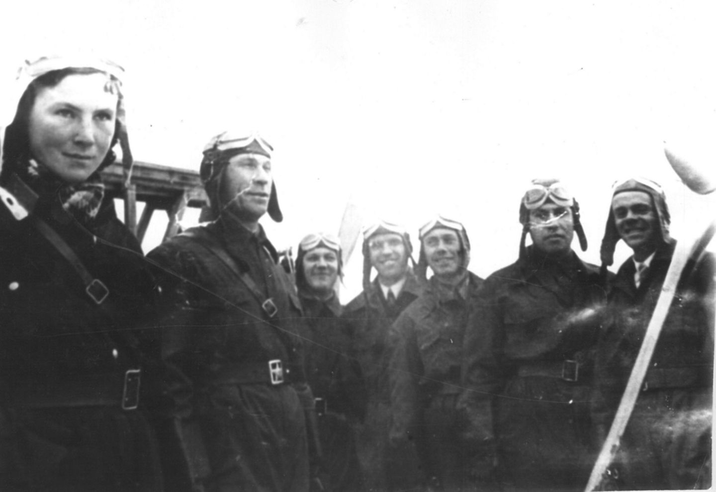 Lydia Litvyak inmitten ihrer männlichen Kameraden.