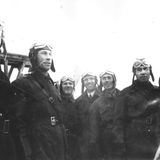 Lydia Litvyak inmitten ihrer männlichen Kameraden.