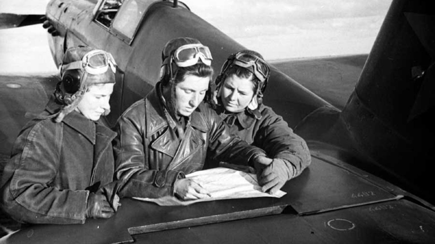 Drei Pilotinnen an einer Jak-1.