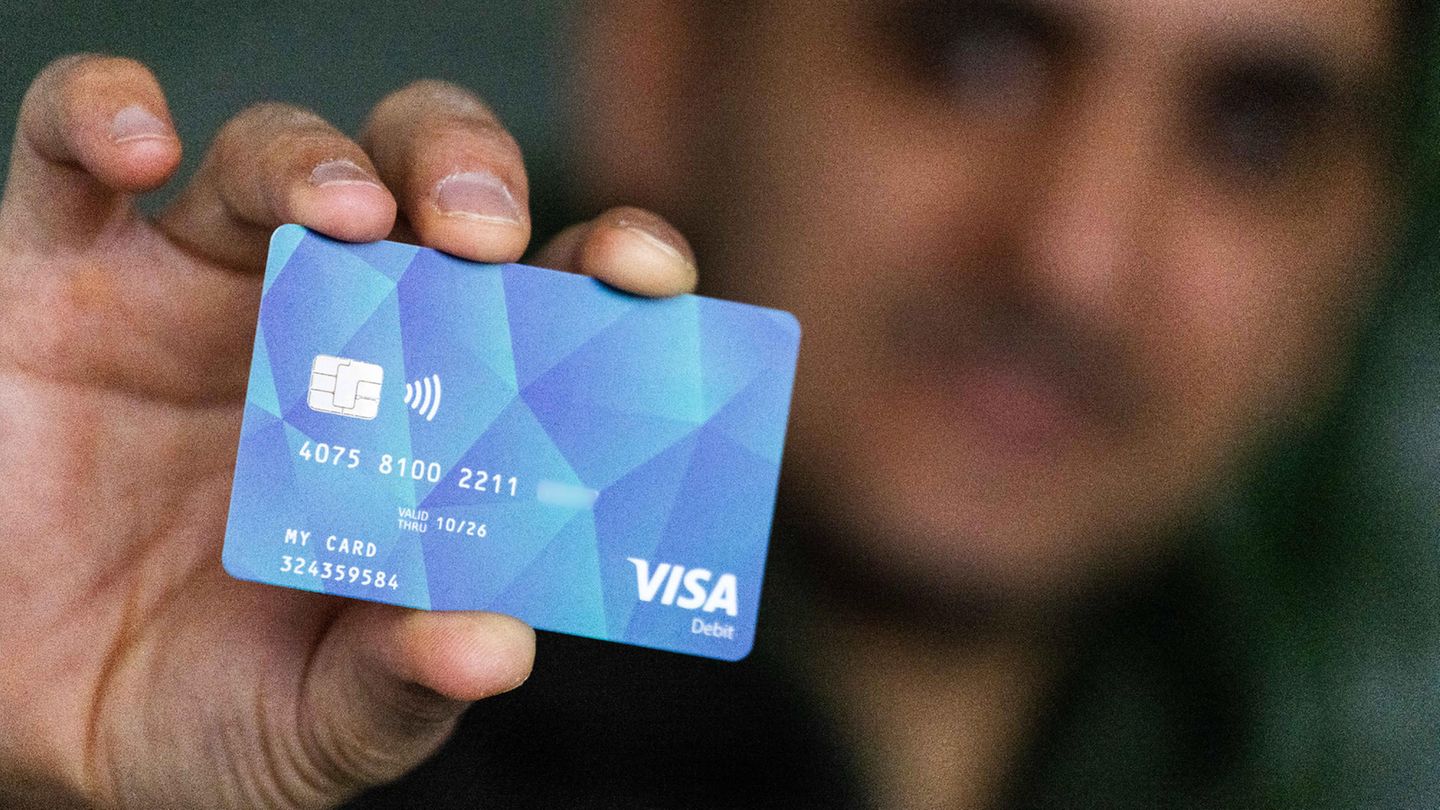 Payment cards for refugees: How does the system work?