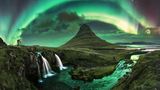 Polarlichtbögen über Kirkjufell