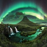 Polarlichtbögen über Kirkjufell