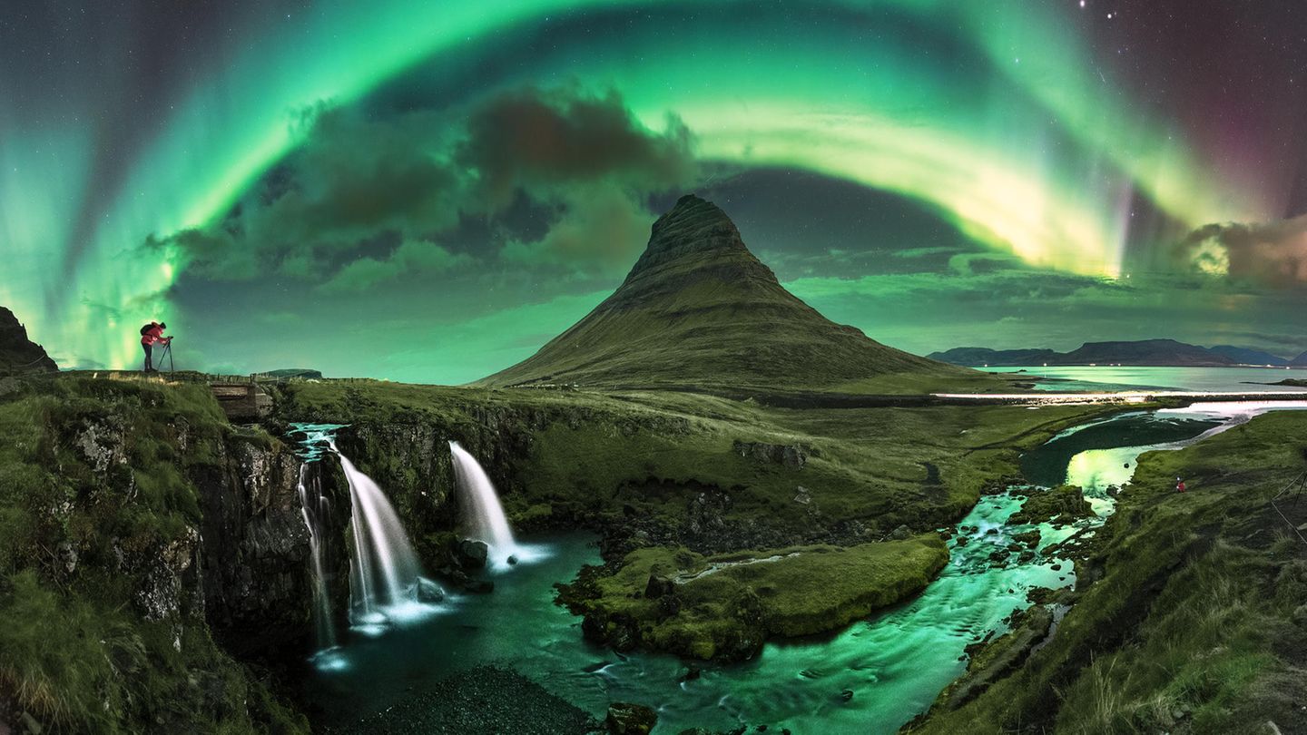 Polarlichtbögen über Kirkjufell