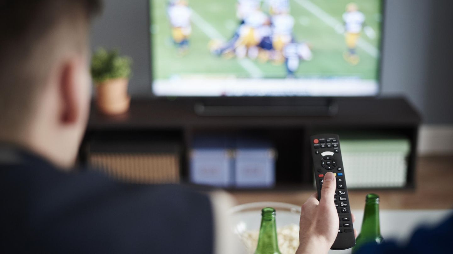 Showdown in New Orleans: Teure Pause Kaum vorstellbar: Beim ersten Super Bowl 1967 kostete eine 30-sekündige Werbung 42.500 Dollar. Für den Preis würde man heutzutage nicht mal eine Sekunde Werbezeit bei einer Unterbrechung bekommen. 2025 verlangt Fox als übertragender Sender acht Millionen Dollar für einen 30-sekündigen Spot – und alle Werbeplätze wurden verkauft. Teure Pause Kaum vorstellbar: Beim ersten Super Bowl 1967 kostete eine 30-sekündige Werbung 42.500 Dollar. Für den Preis würde man heutzutage nicht mal eine Sekunde Werbezeit bei einer Unterbrechung bekommen. 2025 verlangt Fox als übertragender Sender acht Millionen Dollar für einen 30-sekündigen Spot – und alle Werbeplätze wurden verkauft.