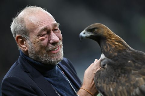 Frankfurts Präsident Peter Fischer streichelt bei seiner Verabschiedung im Stadion das Maskottchen, den Steinadler Attila