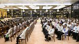 Beamte sitzen während der Eidzeremonie des 17. Königs von Malaysia am 31. Januar 2024 im Nationalpalast in Kuala Lumpur. Malaysia hat in einer aufwändigen Zeremonie, die von jahrhundertelanger Tradition geprägt ist, einen in seiner Freizeit Motorrad fahrenden König eingesetzt.