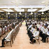 Beamte sitzen während der Eidzeremonie des 17. Königs von Malaysia am 31. Januar 2024 im Nationalpalast in Kuala Lumpur. Malaysia hat in einer aufwändigen Zeremonie, die von jahrhundertelanger Tradition geprägt ist, einen in seiner Freizeit Motorrad fahrenden König eingesetzt.