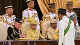 Der Sultan von Johor, Sultan Ibrahim Iskandar (l.), erhält Dokumente von Malaysias Premierminister Anwar Ibrahim (r.) während der Eidzeremonie