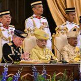 Der Sultan von Johor, Sultan Ibrahim Iskandar (l.), erhält Dokumente von Malaysias Premierminister Anwar Ibrahim (r.) während der Eidzeremonie