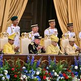 Sultan Ibrahim Iskandar (M.) betet anschließend gemeinsam mit den Honoratioren