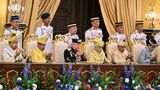 Sultan Ibrahim Iskandar (M.) betet anschließend gemeinsam mit den Honoratioren