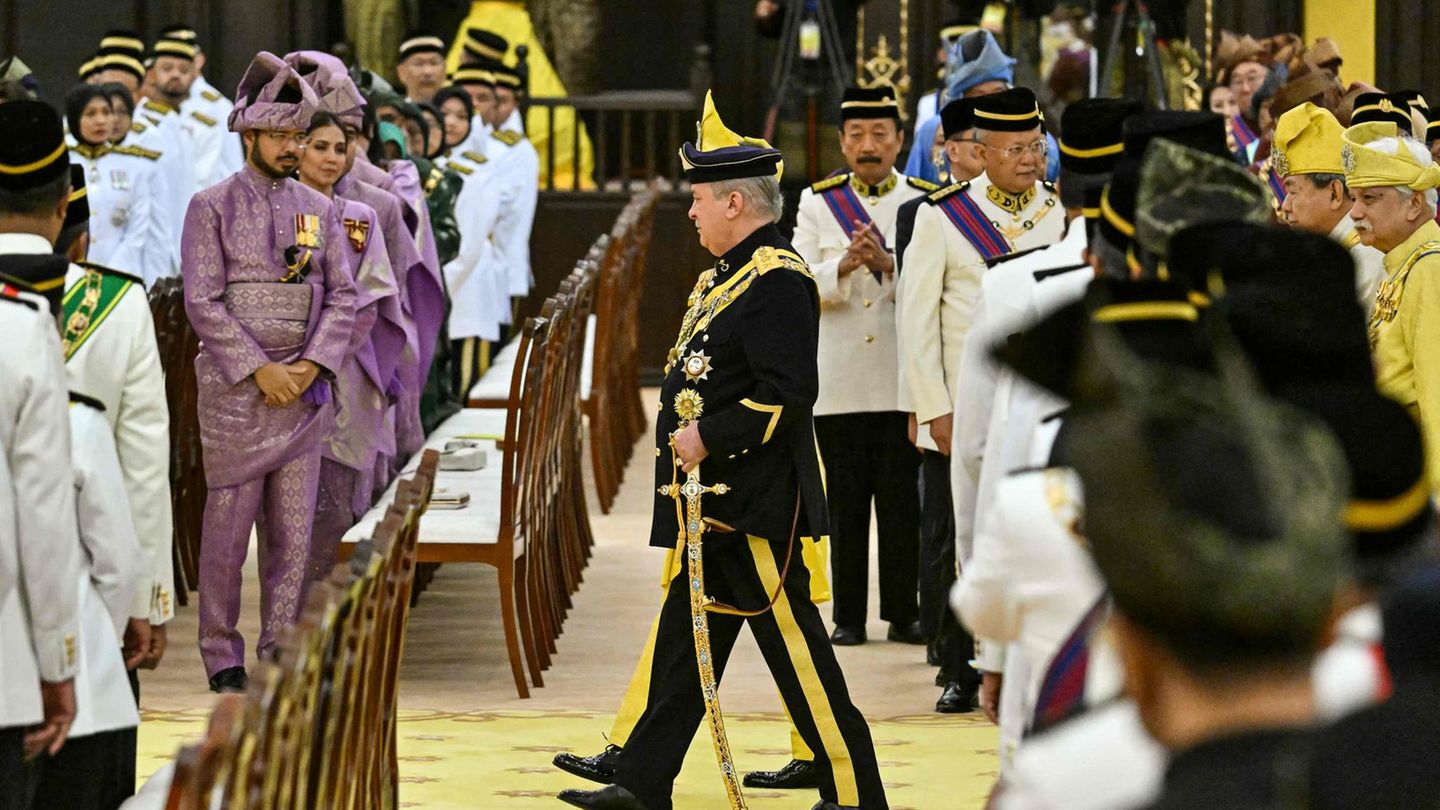 Machtwechsel: Sultan Ibrahim Iskandar schreitet im Nationalpalast von Kuala Lumpur zur Inthronisierung Sultan Ibrahim Iskandar schreitet im Nationalpalast von Kuala Lumpur zur Inthronisierung