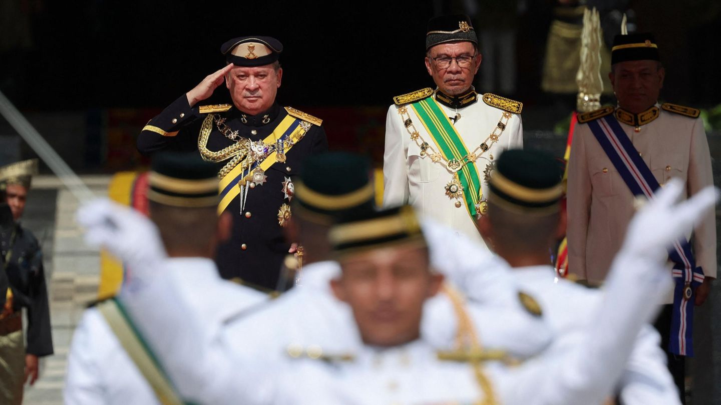 ... und salutiert sodann neben Malaysias Premierminister Anwar Ibrahim vor der Ehrengarde