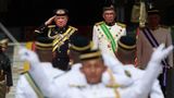 ... und salutiert sodann neben Malaysias Premierminister Anwar Ibrahim vor der Ehrengarde