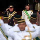 ... und salutiert sodann neben Malaysias Premierminister Anwar Ibrahim vor der Ehrengarde