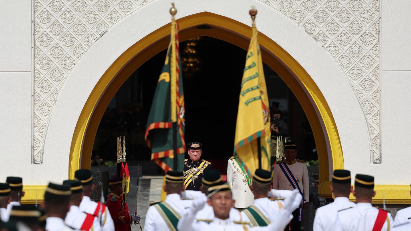 Anschließend beobachtet er zunächst die Ehrengarde im Nationalpalast von Kuala Lumpur ...