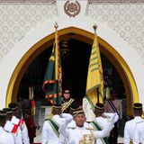 Anschließend beobachtet er zunächst die Ehrengarde im Nationalpalast von Kuala Lumpur ...