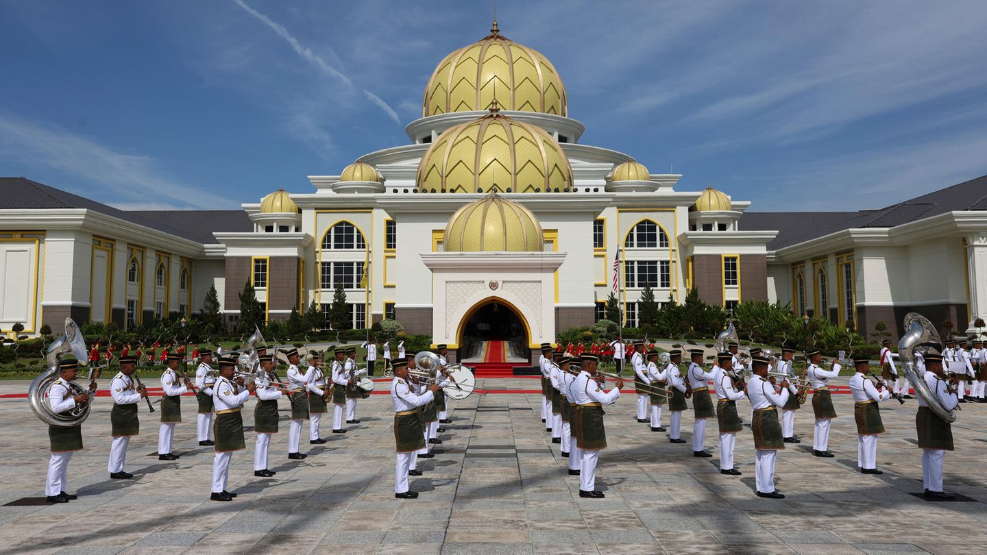 Auch eine Militärkapelle tritt bei der Begrüßungszeremonie auf