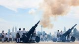 Soldaten feuern zu Ehren des Königs mit Kanonen Salutschüsse ab