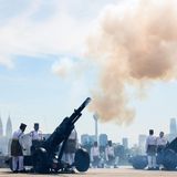 Soldaten feuern zu Ehren des Königs mit Kanonen Salutschüsse ab