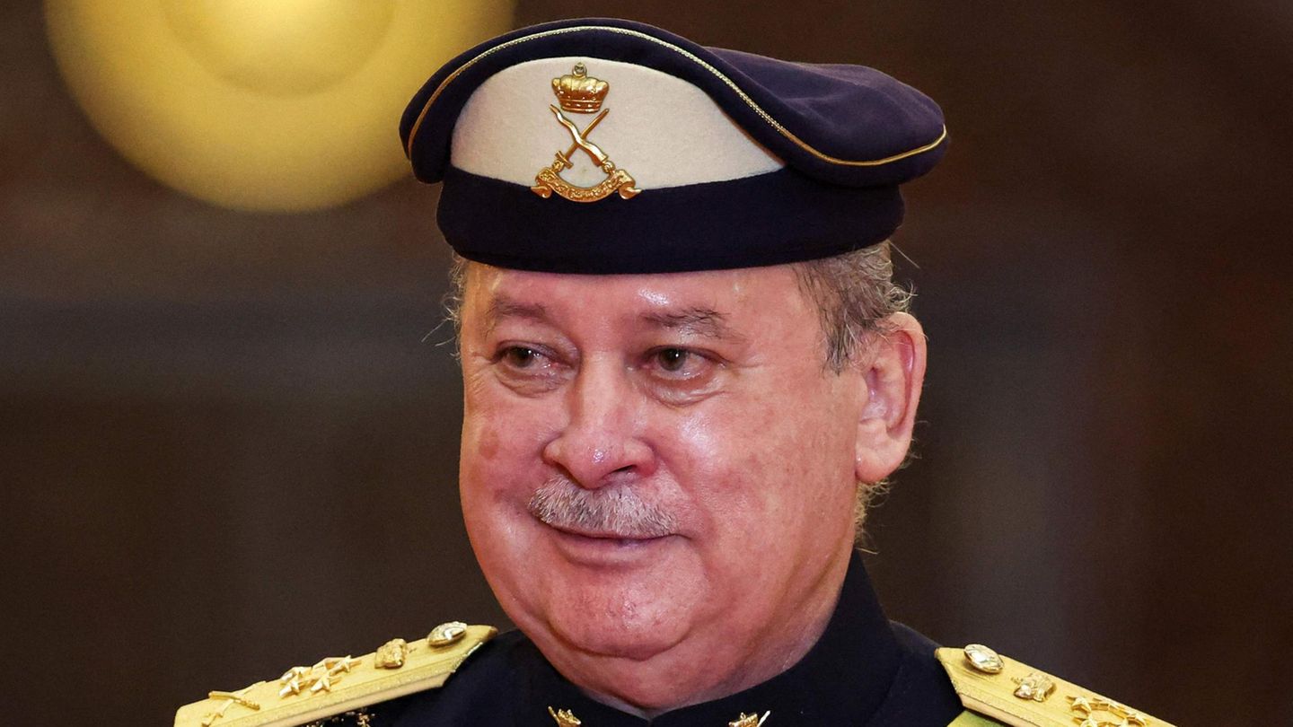 Malaysia: Motorcycle-riding billionaire is new king