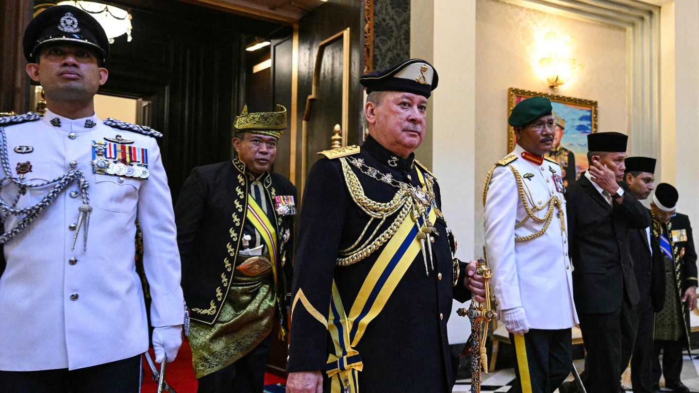 Machtwechsel: Es ist vollbracht, die Zeremonie ist vorbei. In den vergangenen Jahren war das traditionell eher repräsentative Amt des Königs von Malaysia wegen politischer Instabilitäten immer wichtiger geworden. Der König wacht über die Ernennung von Politikern, fungiert gleichzeitig als religiöses Oberhaupt der mehrheitlich muslimischen Bevölkerung und ist Oberster Befehlshaber der Armee. Es ist vollbracht, die Zeremonie ist vorbei. In den vergangenen Jahren war das traditionell eher repräsentative Amt des Königs von Malaysia wegen politischer Instabilitäten immer wichtiger geworden. Der König wacht über die Ernennung von Politikern, fungiert gleichzeitig als religiöses Oberhaupt der mehrheitlich muslimischen Bevölkerung und ist Oberster Befehlshaber der Armee.