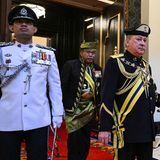Es ist vollbracht, die Zeremonie ist vorbei. In den vergangenen Jahren war das traditionell eher repräsentative Amt des Königs von Malaysia wegen politischer Instabilitäten immer wichtiger geworden. Der König wacht über die Ernennung von Politikern, fungiert gleichzeitig als religiöses Oberhaupt der mehrheitlich muslimischen Bevölkerung und ist Oberster Befehlshaber der Armee.