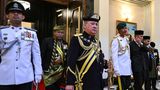 Es ist vollbracht, die Zeremonie ist vorbei. In den vergangenen Jahren war das traditionell eher repräsentative Amt des Königs von Malaysia wegen politischer Instabilitäten immer wichtiger geworden. Der König wacht über die Ernennung von Politikern, fungiert gleichzeitig als religiöses Oberhaupt der mehrheitlich muslimischen Bevölkerung und ist Oberster Befehlshaber der Armee.
