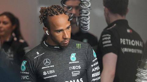Lewis Hamilton wirft beim Grand Prix in Las Vegas einen prüfenden Blick in sein Rennauto