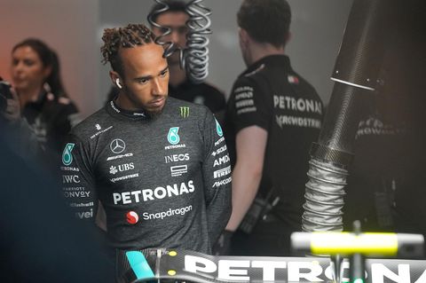 Lewis Hamilton wirft beim Grand Prix in Las Vegas einen prüfenden Blick in sein Rennauto