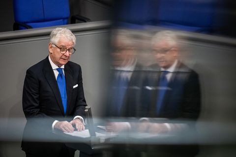 Marcel Reif, Sportmoderator, spricht für die sogenannte zweite Holocaust-Generation,
