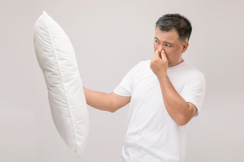 Das Kissen riecht schlecht.
