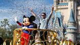 Auf nach Disney World  Es ist eine liebgewonnene Aktion, hinter der natürlich eine Werbekampagne steht: Seit 1987 wird der wertvollste Spieler des Super Bowls zum Besuch eines Disney-Parks eingeladen. Den Anfang machte Quarterback John Simms, der auf die Frage, was er nach dem Gewinn der Super Bowls machen wolle, antwortete: "Ich gehe nach Disney World." Disney zahlte Simms für diesen kurzen Satz 75.000 Dollar. Seitdem wiederholen die Spieler diesen Satz in schöner Regelmäßigkeit, variieren aber zwischen dem Disneyland in Kalifornien und Disney World in Florida, wo sie an einer Parade teilnehmen (im Bild: Tom Brady im Jahr 2019).