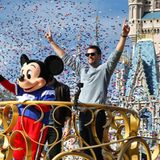 Auf nach Disney World  Es ist eine liebgewonnene Aktion, hinter der natürlich eine Werbekampagne steht: Seit 1987 wird der wertvollste Spieler des Super Bowls zum Besuch eines Disney-Parks eingeladen. Den Anfang machte Quarterback John Simms, der auf die Frage, was er nach dem Gewinn der Super Bowls machen wolle, antwortete: "Ich gehe nach Disney World." Disney zahlte Simms für diesen kurzen Satz 75.000 Dollar. Seitdem wiederholen die Spieler diesen Satz in schöner Regelmäßigkeit, variieren aber zwischen dem Disneyland in Kalifornien und Disney World in Florida, wo sie an einer Parade teilnehmen (im Bild: Tom Brady im Jahr 2019).