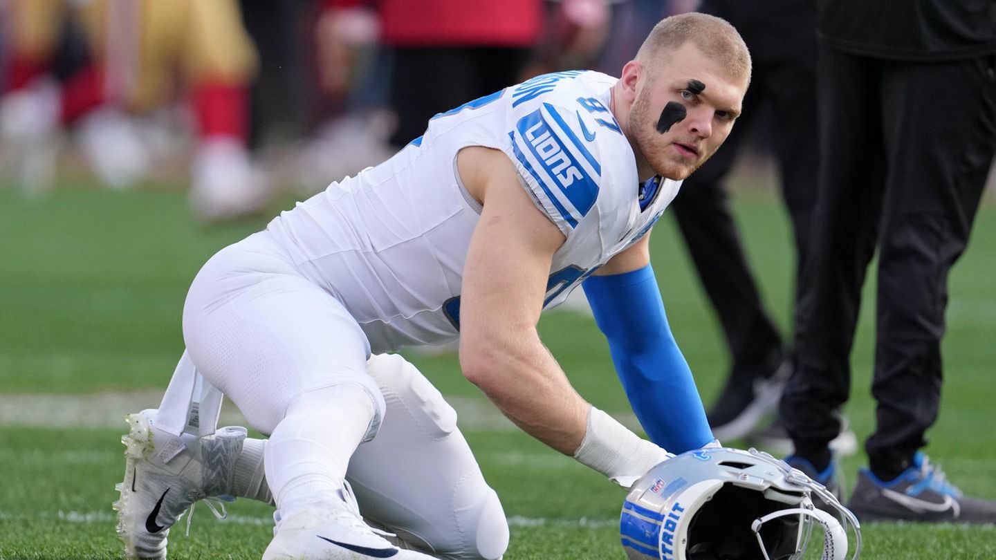 Zuschauerrolle  Zwar wird der Super Bowl zum 60. Mal ausgetragen, vier Teams haben es aber noch nie bis ins Finale geschafft: die Detroit Lions (im Bild mit Aidan Hutchinson), die Cleveland Browns, die Houston Texans und die Jacksonville Jaguars – letztere spielen jedoch erst seit 1995 in der NFL. Houston hatte bis 1996 mit den Oilers eine Franchise in der Stadt, die dann nach Nashville umzog. 2002 bekam Houston im Zuge der Erweiterung der Liga ein neues Team – schaffte es aber noch nie ins Endspiel