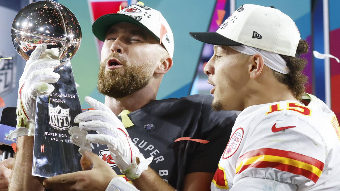 Showdown in New Orleans: Weiß gewinnt Wer welches Trikot beim Endspiel trägt, darf ein Heimteam entscheiden. In diesem Jahr haben die Philadelphia Eagles als Vertreter der NFC das Heimrecht.Klug ist aber, wer sich für das weiße Trikot entscheidet: In 38 der 58 Endspiele siegte bislang das Team, das ein weißes Trikot trug – so auch die Chiefs mit Travis Kelce (links) und Patrick Mahomes im Vorjahr. Die Eagles aber entschieden sich für ihr dunkelgrünes Trikot für den Super Bowl – in dem sie vor zwei Jahren auch bereits gegen die Chiefs verloren, die auch diesmal ihr weißes Trikot tragen werden. Weiß gewinnt Wer welches Trikot beim Endspiel trägt, darf ein Heimteam entscheiden. In diesem Jahr haben die Philadelphia Eagles als Vertreter der NFC das Heimrecht.Klug ist aber, wer sich für das weiße Trikot entscheidet: In 38 der 58 Endspiele siegte bislang das Team, das ein weißes Trikot trug – so auch die Chiefs mit Travis Kelce (links) und Patrick Mahomes im Vorjahr. Die Eagles aber entschieden sich für ihr dunkelgrünes Trikot für den Super Bowl – in dem sie vor zwei Jahren auch bereits gegen die Chiefs verloren, die auch diesmal ihr weißes Trikot tragen werden.
