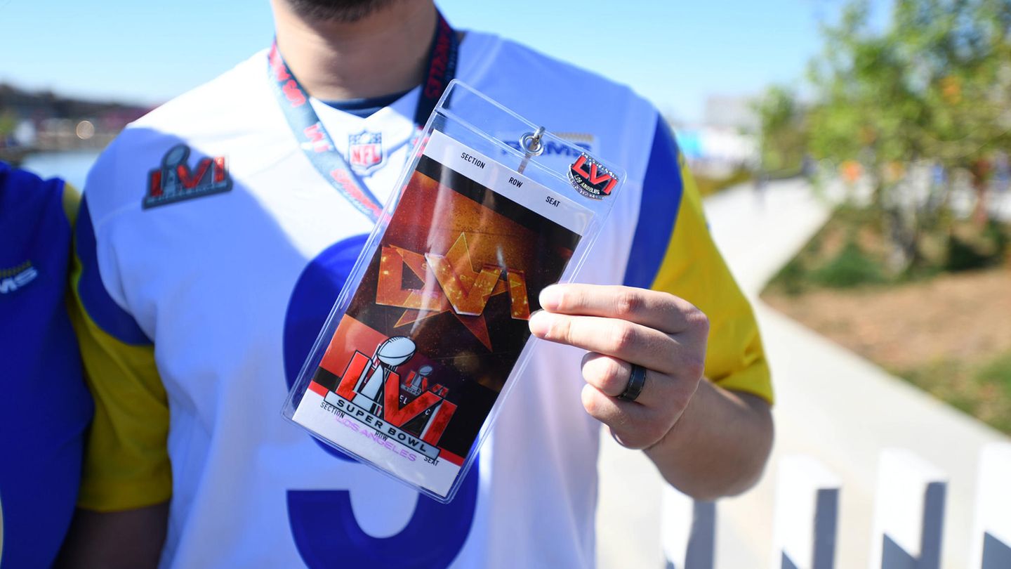 Teures Vergnügen  Wer zum Super Bowl will, muss ganz tief in die Tasche greifen. Durchschnittlich rund 9900 Dollar (8380 Euro) zahlen Fans für eine Karte in Las Vegas, das teuerste Ticket auf den Verkaufsplattformen kostete über 33.000 Dollar (rund 28.000 Euro). Vor wenigen Jahren lag der Preis noch bei 2500 Dollar. Kaum zu glauben: Beim ersten Super Bowl 1967 kostete eine Karte durchschnittlich zwölf Dollar – inflationsbereinigt wären das heute 115 Dollar