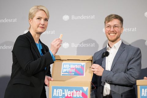 Manuela Schwesig nimmt eine Petition zum AfD-Verbot entgegen